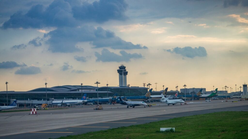 対策KY「タンソンニャット空港の滑走路の様子」