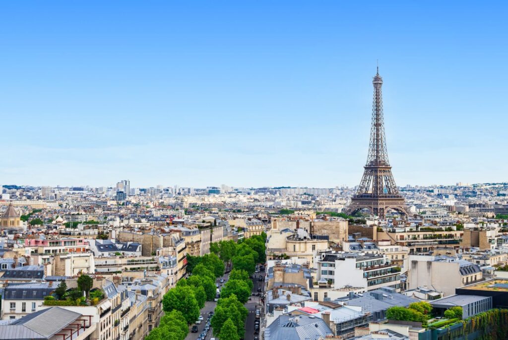 凱旋門から望む＠パリ市街地とエッフェル塔