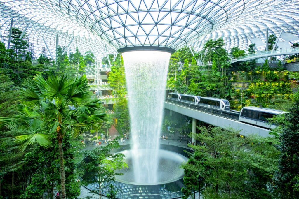 シンガポールの玄関口であるチャンギ空港内の Jewelの滝