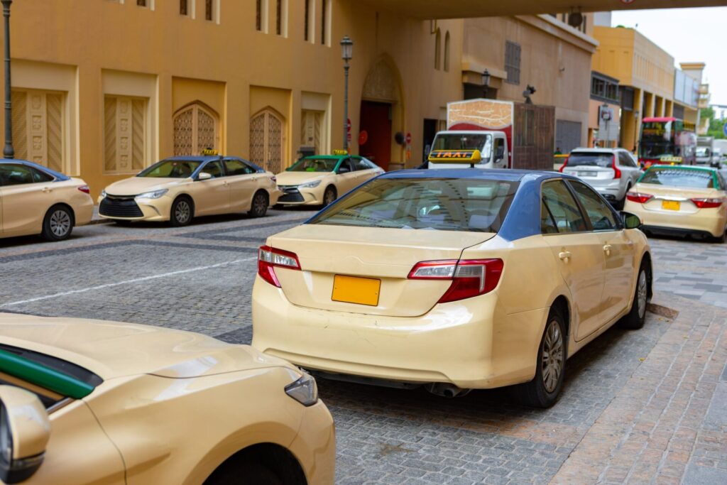 ダウンタウンに停車中のタクシー
