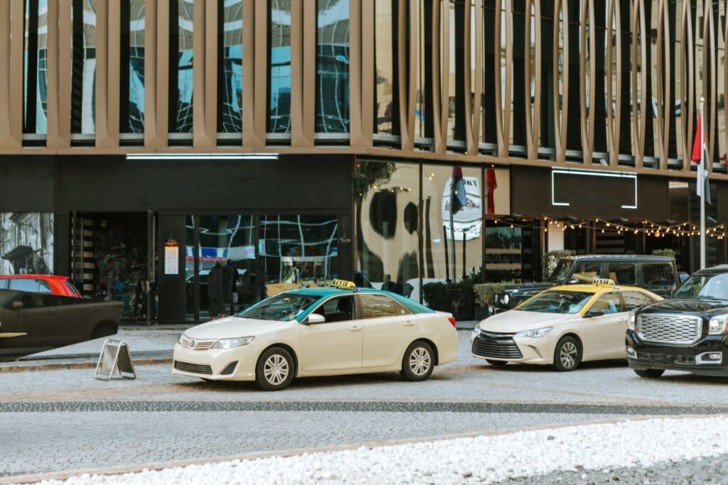 ドバイ市街地を行き交うタクシー
