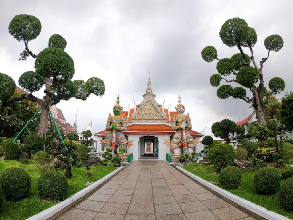 バンコク観光で訪れたい「ワット・アルン」本堂