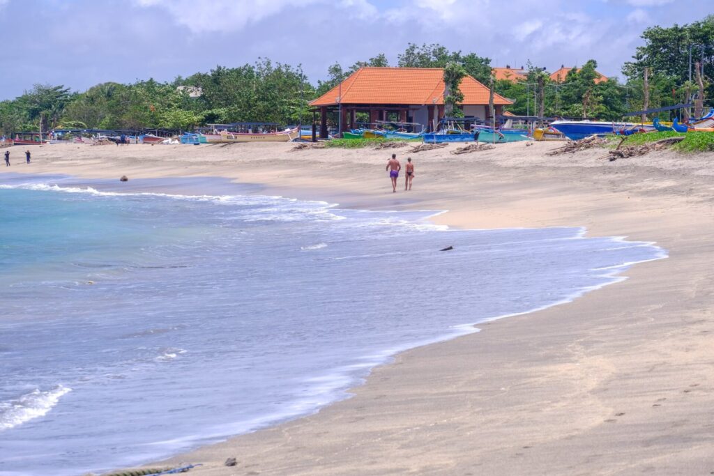 バリ島クタビーチを歩く観光客