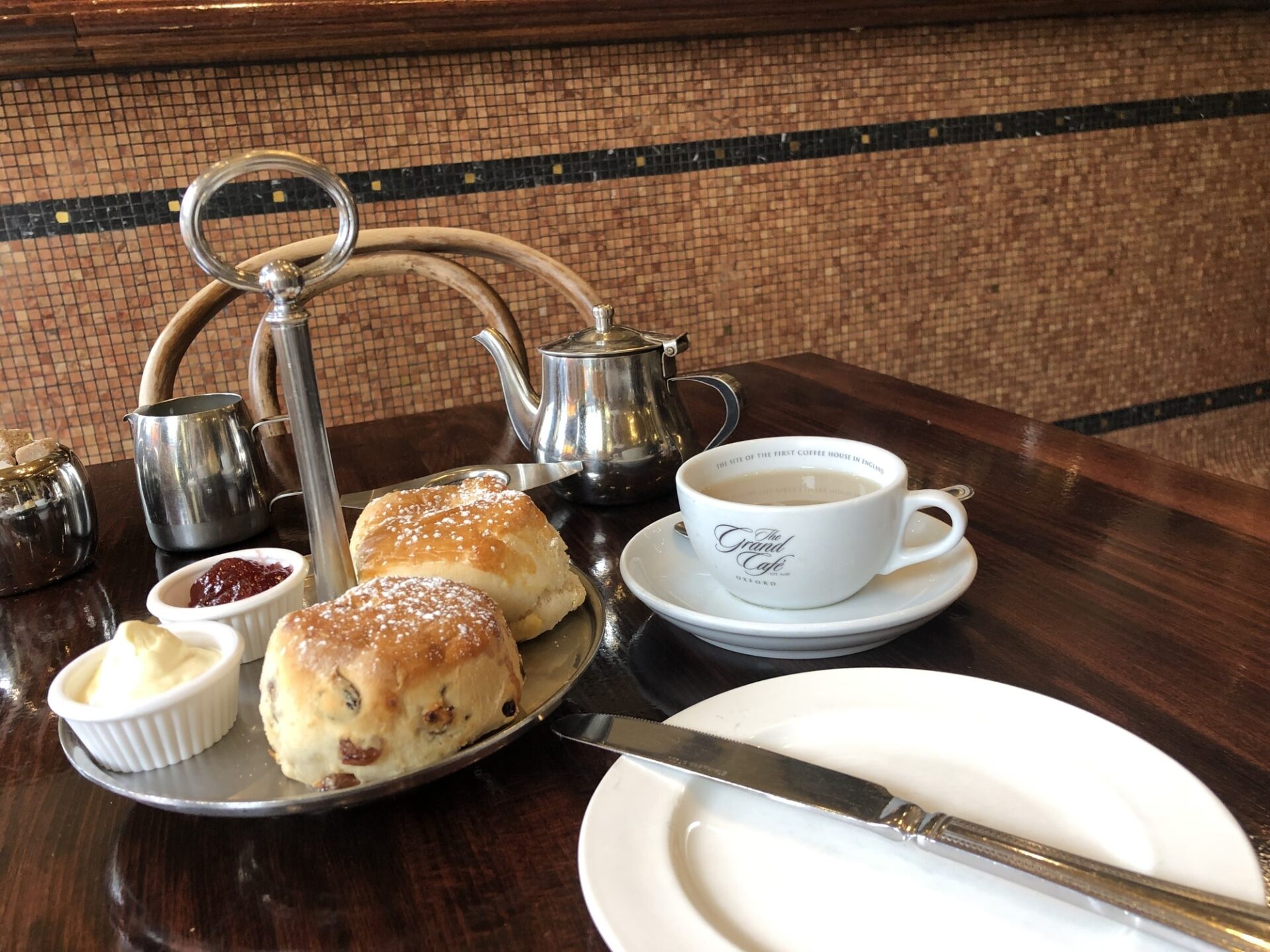 シンガポール市内から向かった早朝の空港でラウンジで寛ぐ