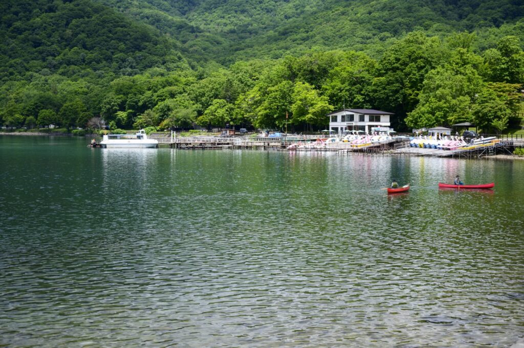 夏の支笏湖（ボート乗り場）
