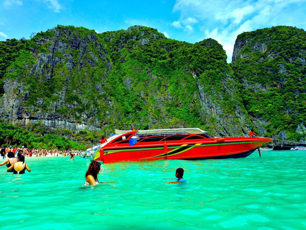 タイ・プーケット・ピピ島のマヤ湾ビーチの観光客