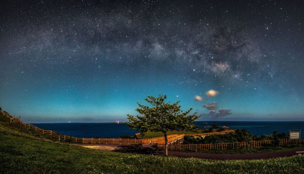 沖縄県南城市知念岬公園から眺める天の川