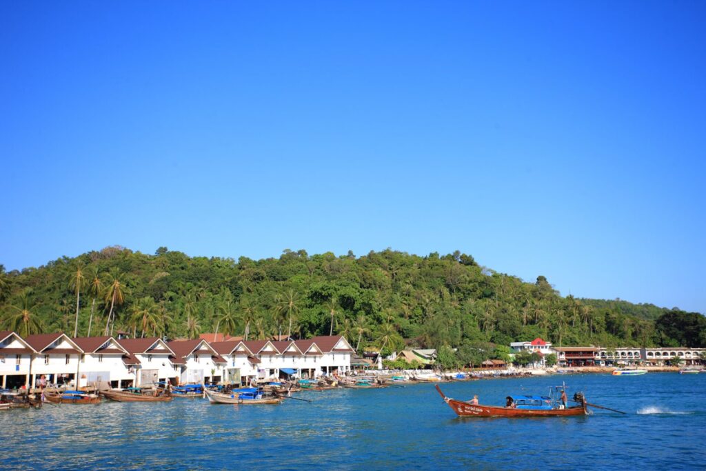 ピピ島のトン・サイ湾を行き来するボート