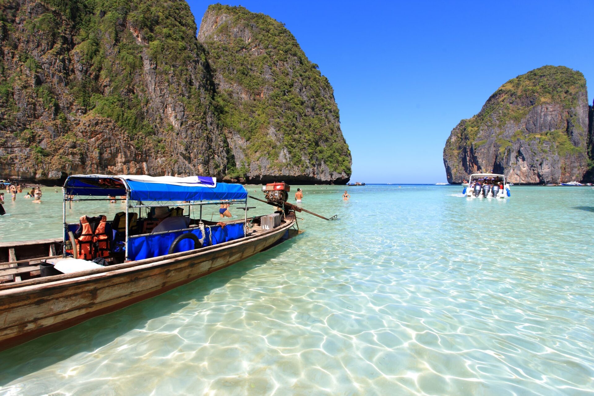タイのピピ島にあるマヤ湾の澄んだ綺麗な海とボート