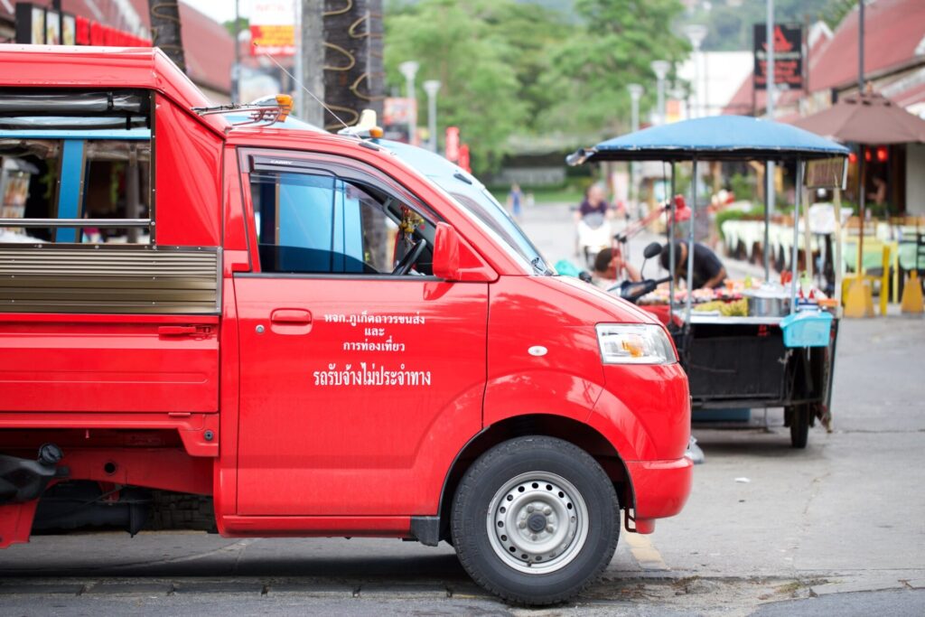 タイの移動手段の一つ赤いトゥクトゥク