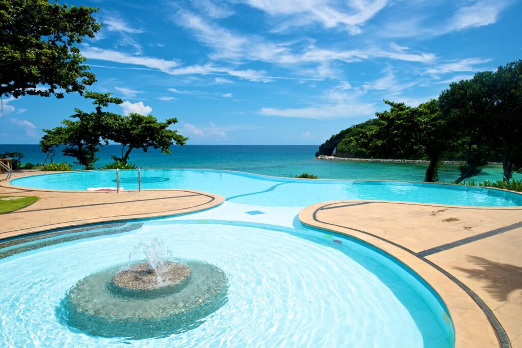 セブ島観光のモデルコースで宿泊したホテルのプールでゆっくり過ごす