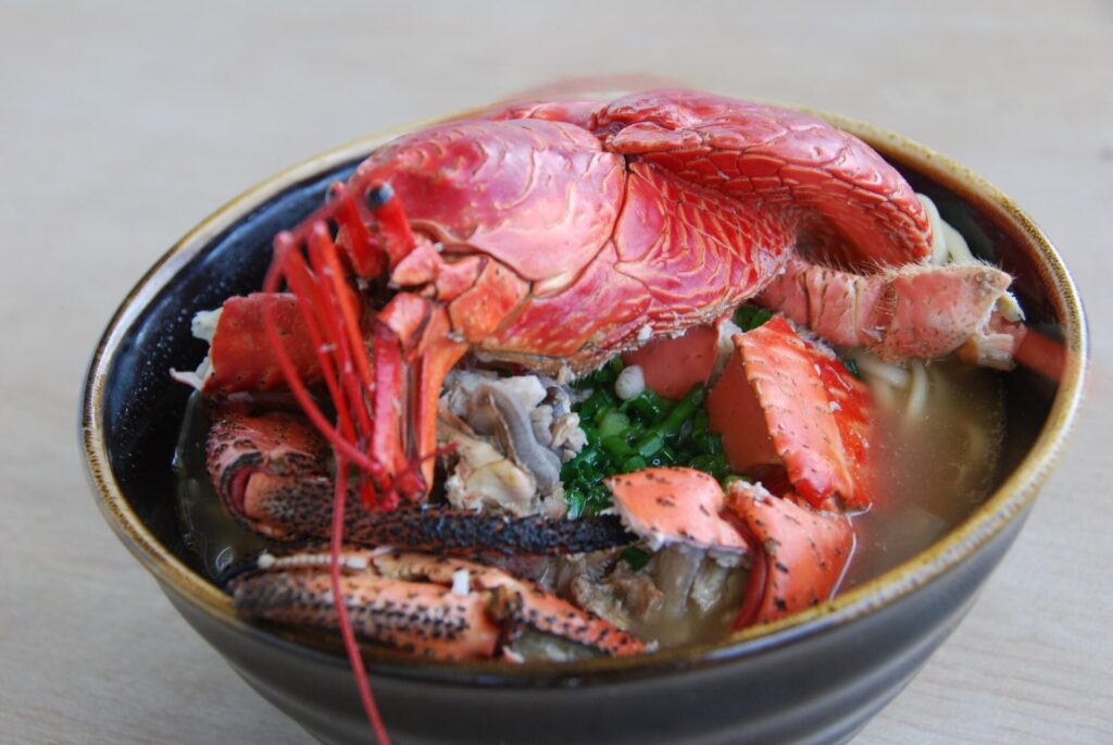 石垣島で食すことができるヤシガニそば