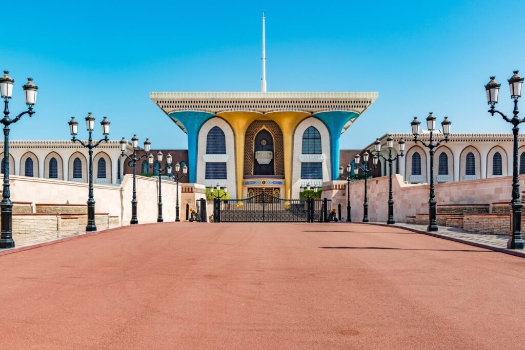 オマーンのマスカットの観光名所アラムパレスのカラフルな外観