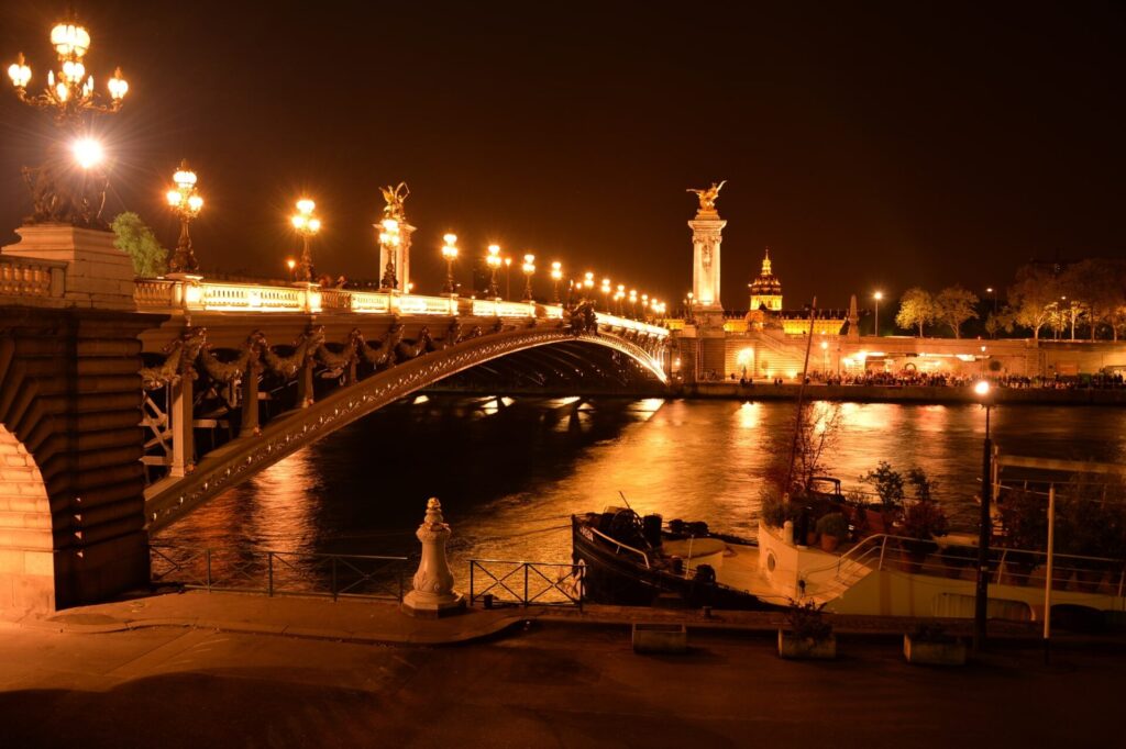 パリのセーヌ川の夜景