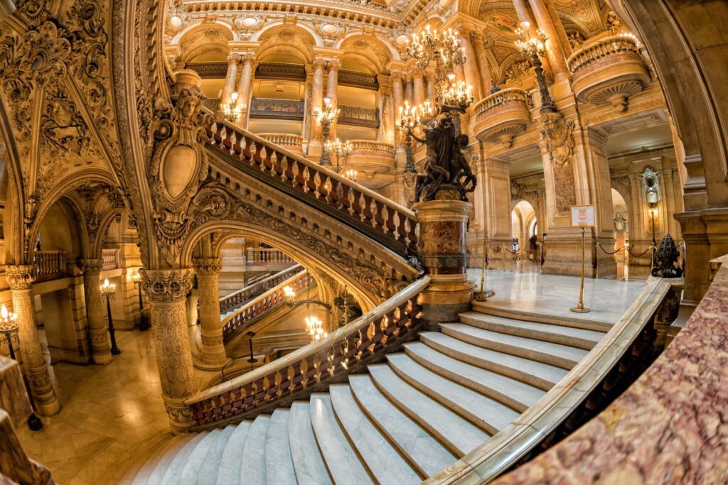 パリのオペラ座の豪華絢爛な内装