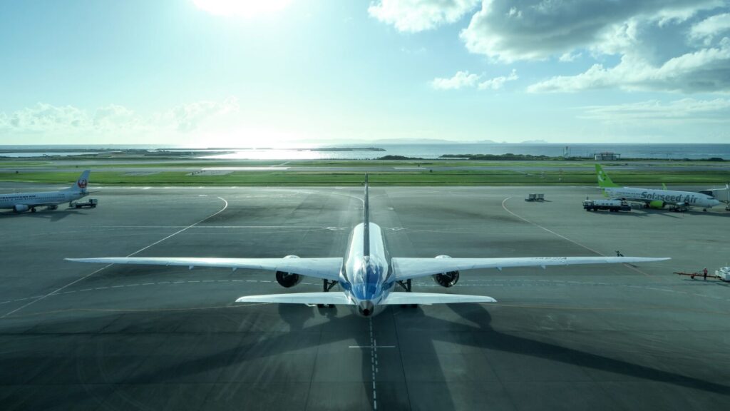 那覇空港の滑走路と旅客機