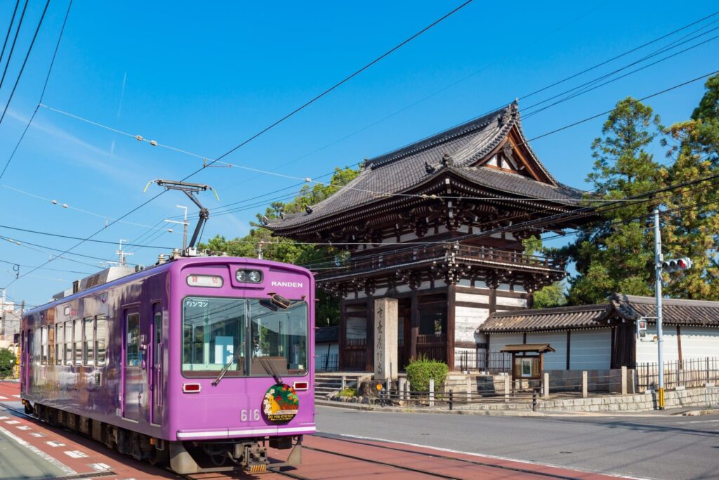 広隆寺の前を走り抜ける嵐電