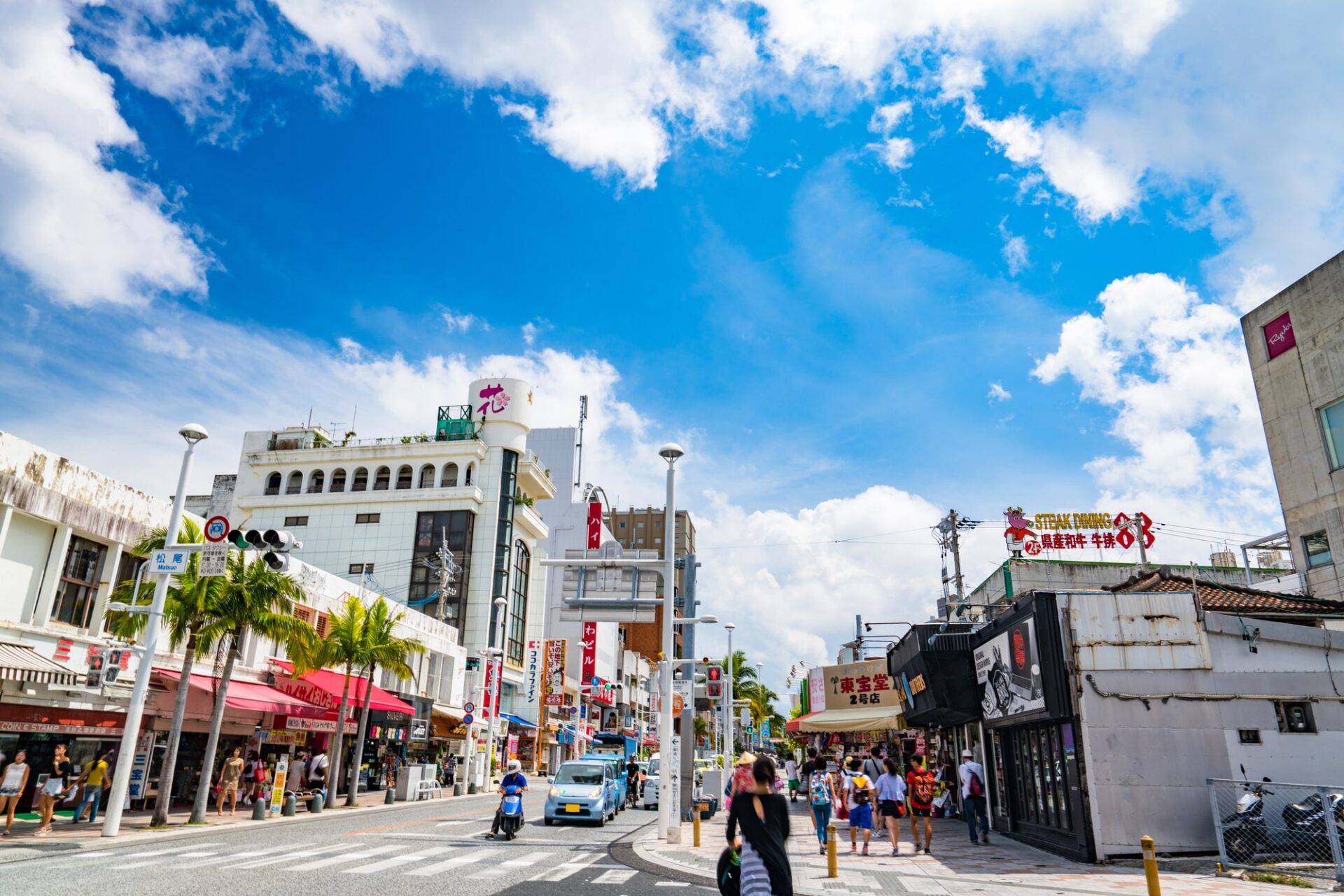 沖縄旅行の定番観光地である那覇の国際通り