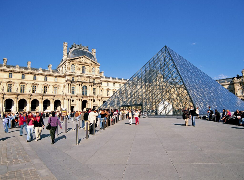 フランス・パリのルーブル美術館と観光客