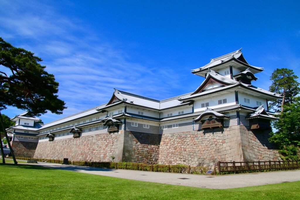 青空の元の金沢城・菱櫓