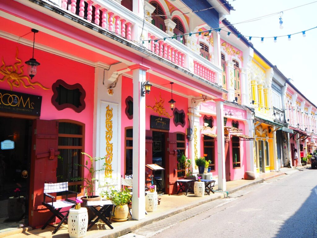 プーケットチャイナタウンのカラフルな街並み