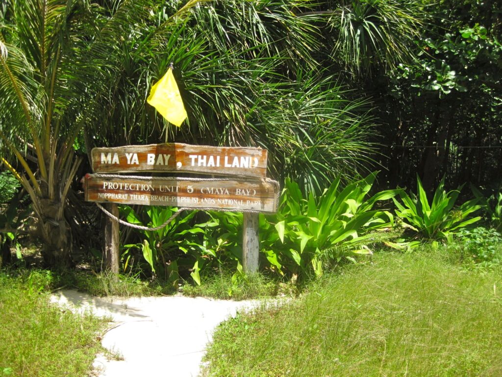 タイのピピ島マヤ湾の看板