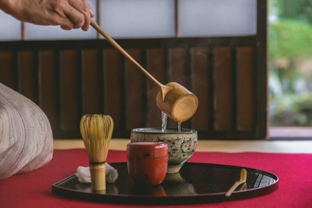 茶道にて抹茶を煎れる