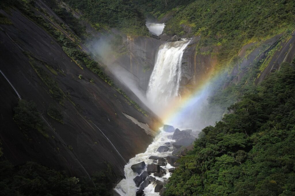  屋久島の千尋の滝と虹