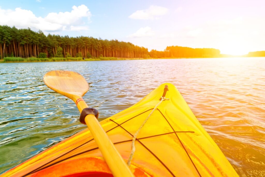 黄色いカヤックボート