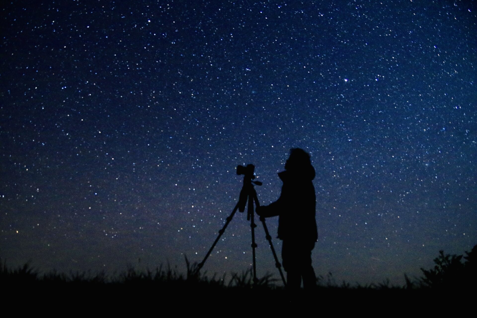 夜空いっぱいに広がる星空を楽しむ土肥海水浴場