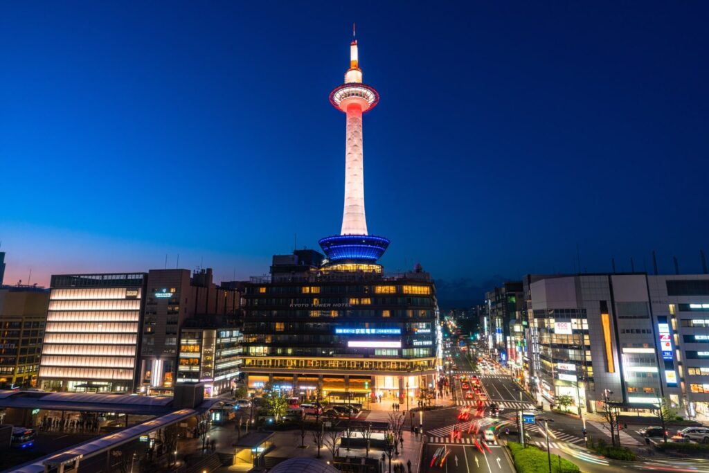 京都タワーのライトアップと夜の街並み