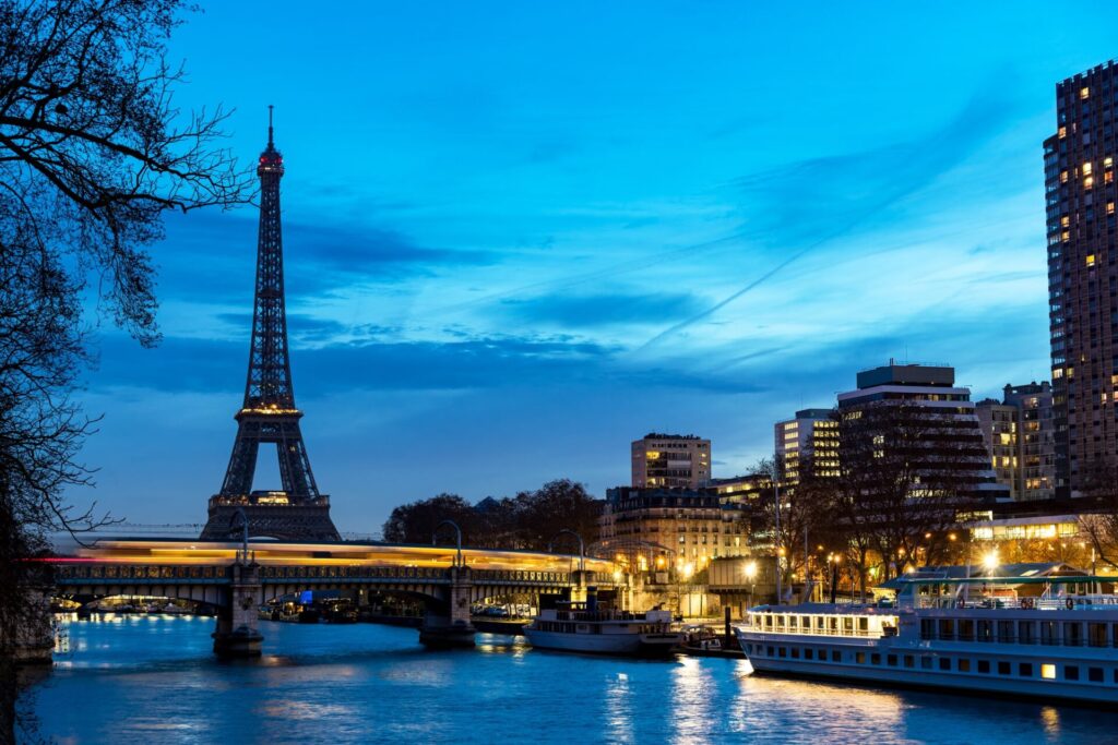 パリのシンボル「エッフェル塔」
