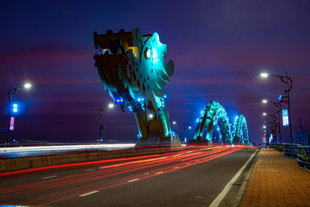 ベトナムのダナン市にあるインパクトのあるドラゴンが有名なロン橋