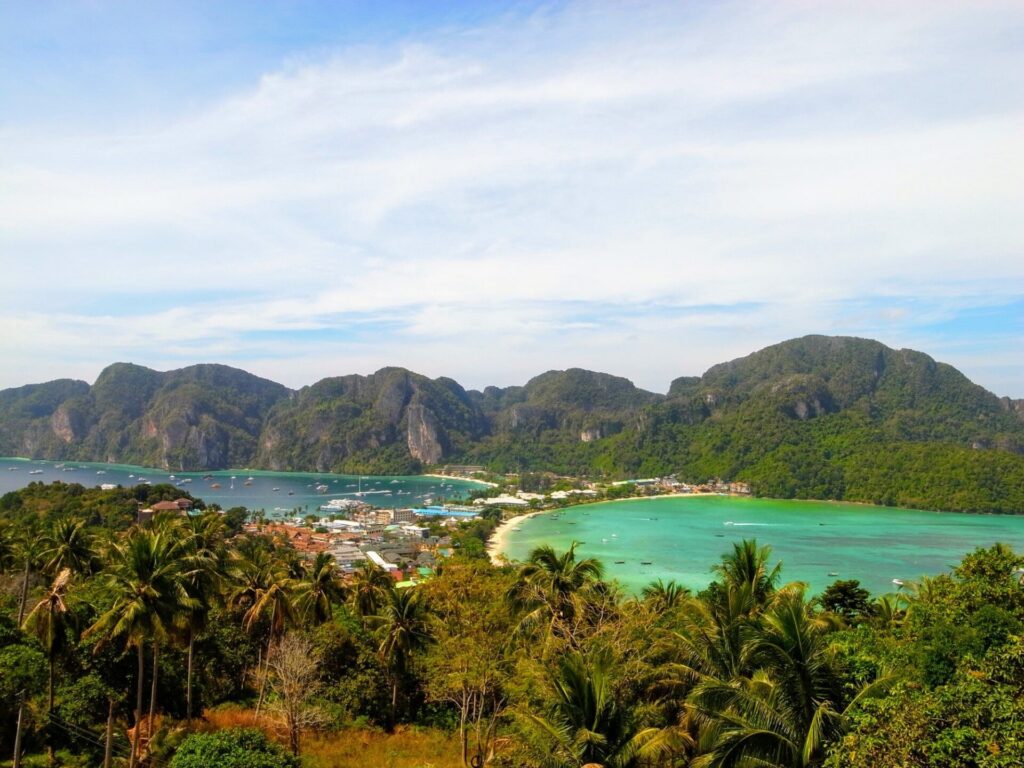 ピピ島の山とビーチの様子