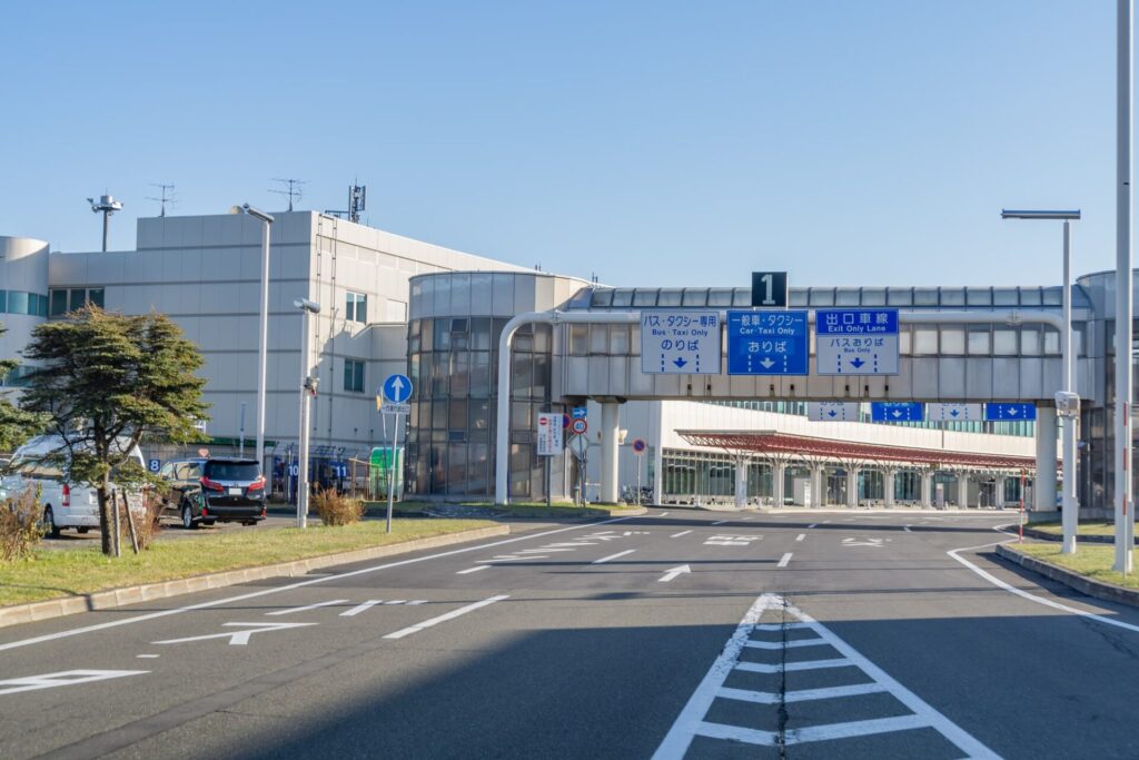  新千歳空港の国内線旅客ターミナルへ向かう道路