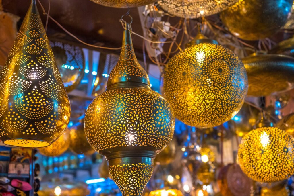 マラケッシュの世界最大のスークで売られているランプ