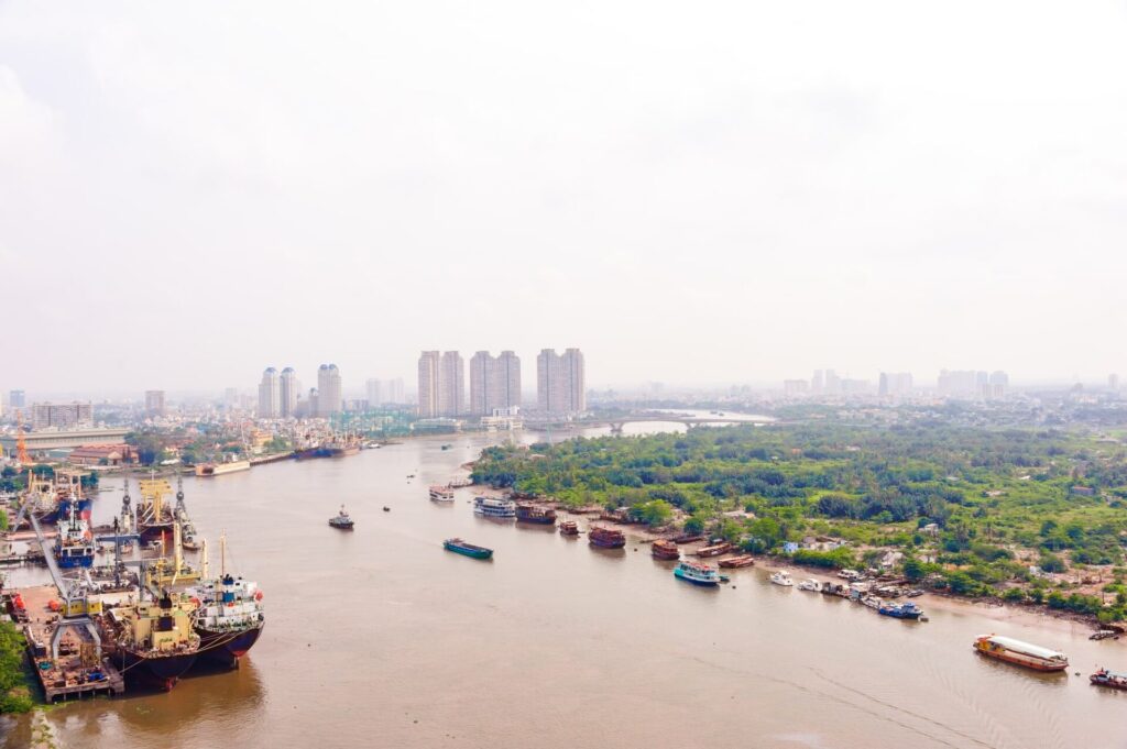  雨季のサイゴン川(ベトナム、ホーチミンシティ)