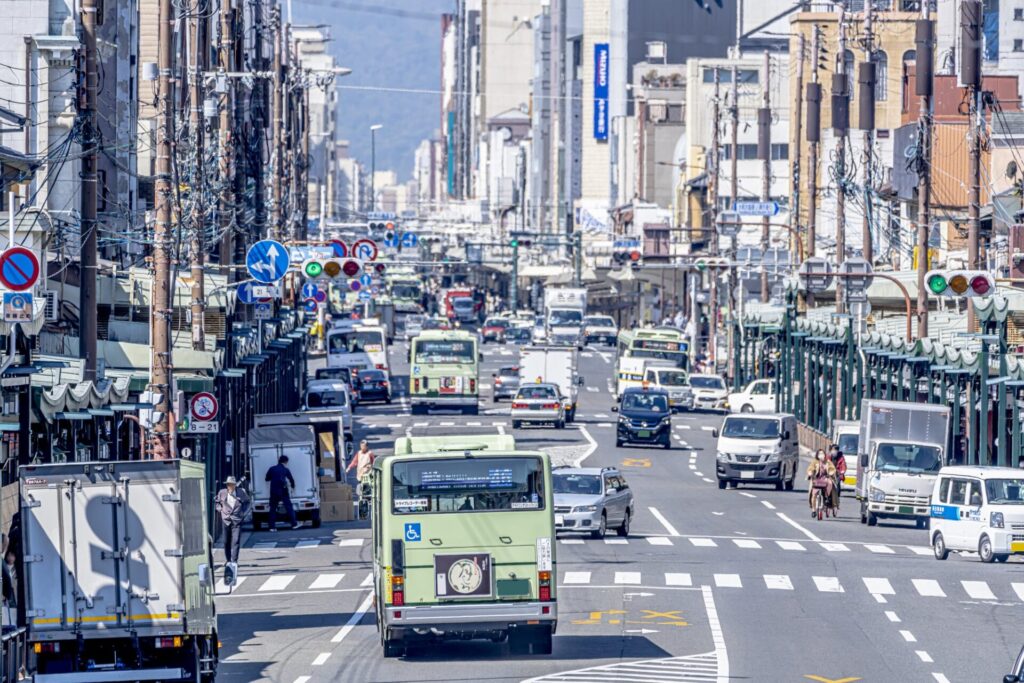 京都市内を走行する市バスと車
