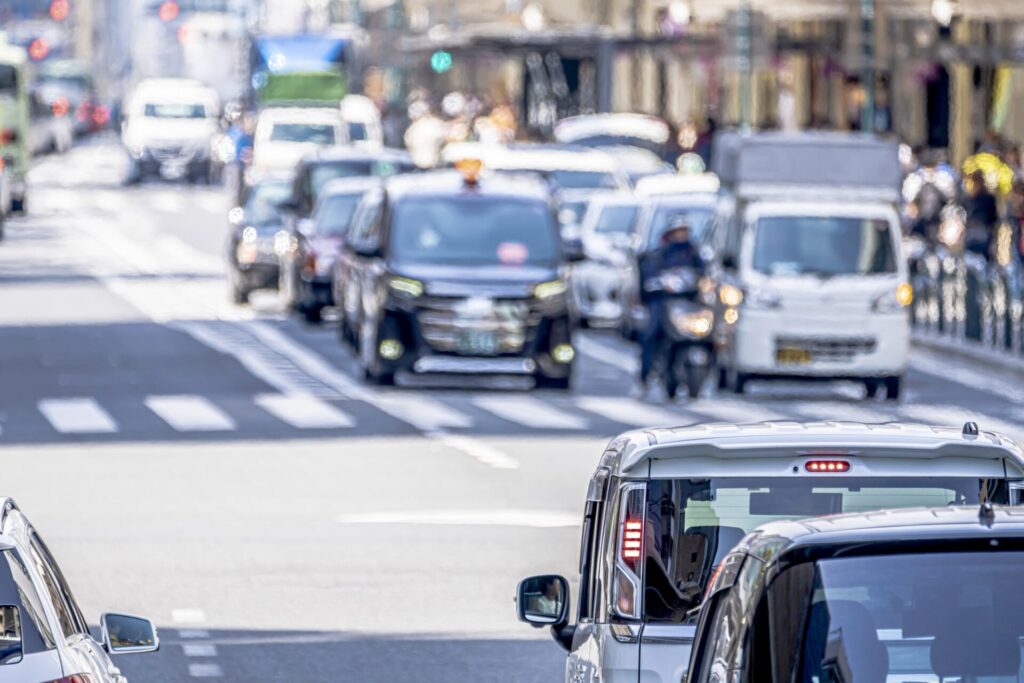 京都四条通に多くの車が行き交う様子
