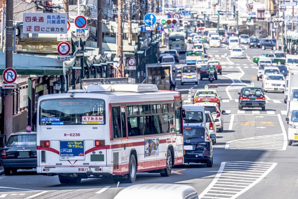 京都四条通を行き交うバスや車