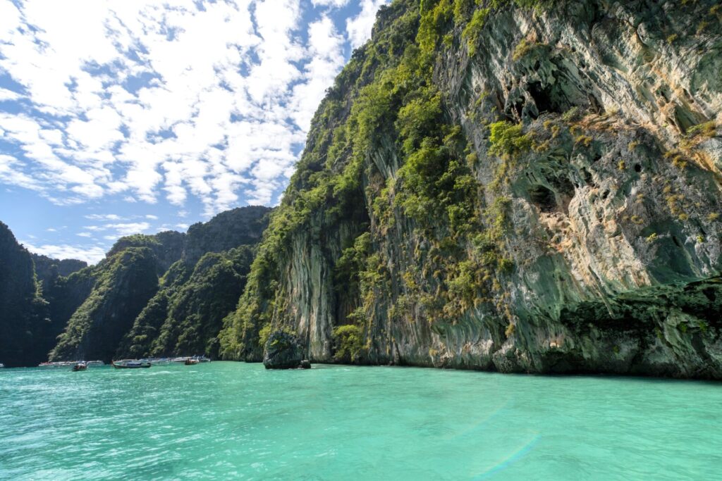 タイのプーケット、ピピ島の海と山