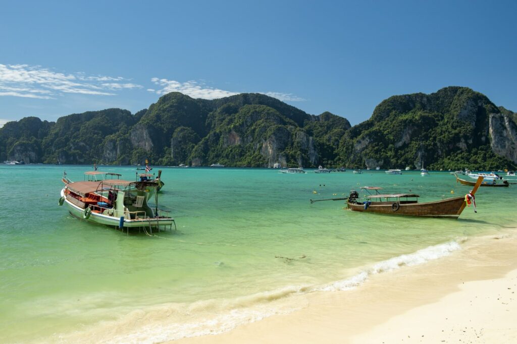 タイのリゾート地ピピ島の山と海