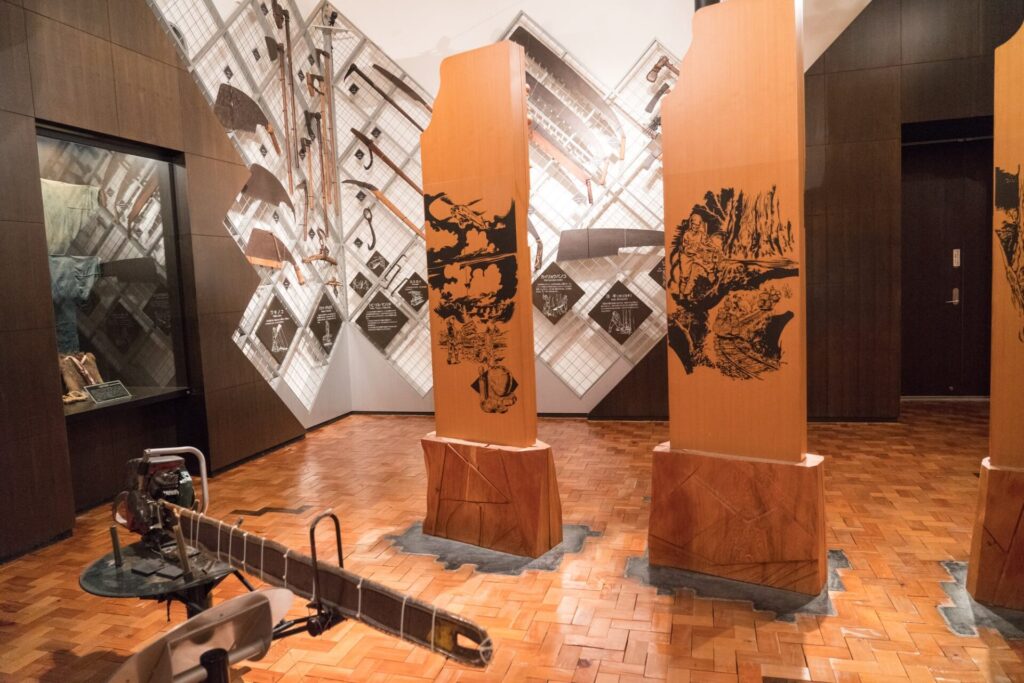 屋久杉自然館内の屋久杉を使った作品の展示