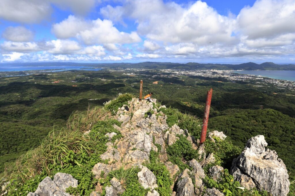 嘉津宇岳山頂から見る景色