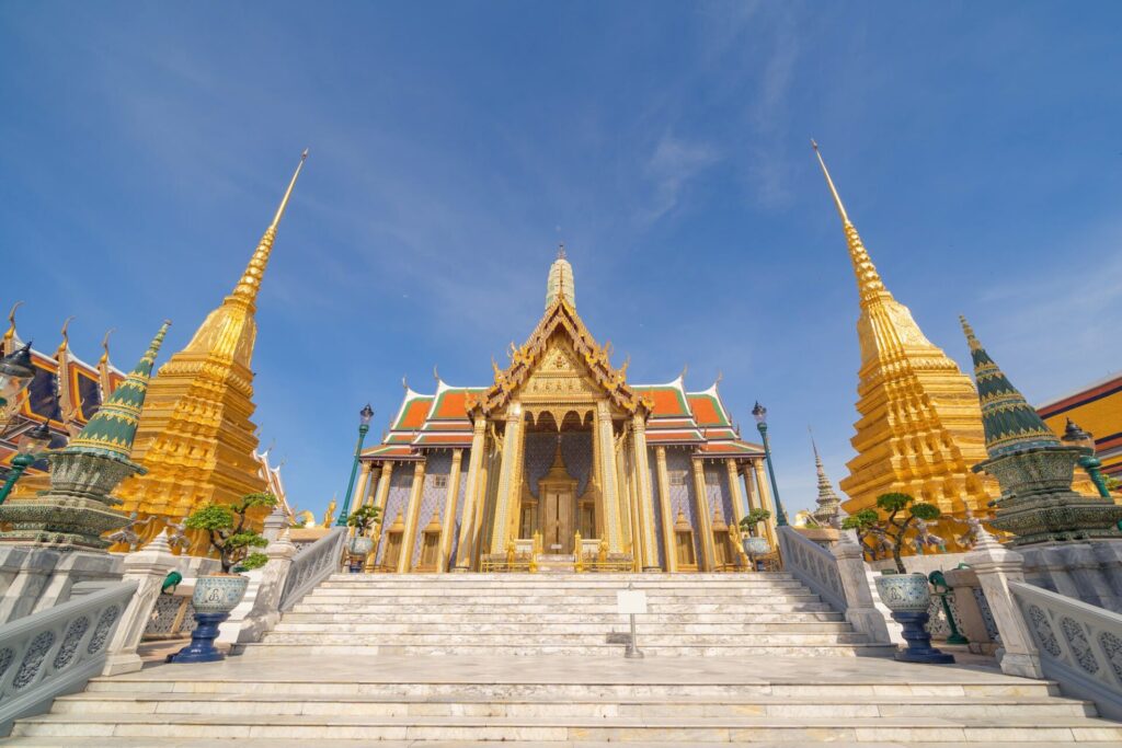 黄金に光り輝く美しいワット・プラケオ（エメラルド寺院）