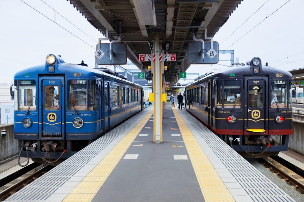 京都丹後鉄道 福知山駅に停車中の黒松号と青松号