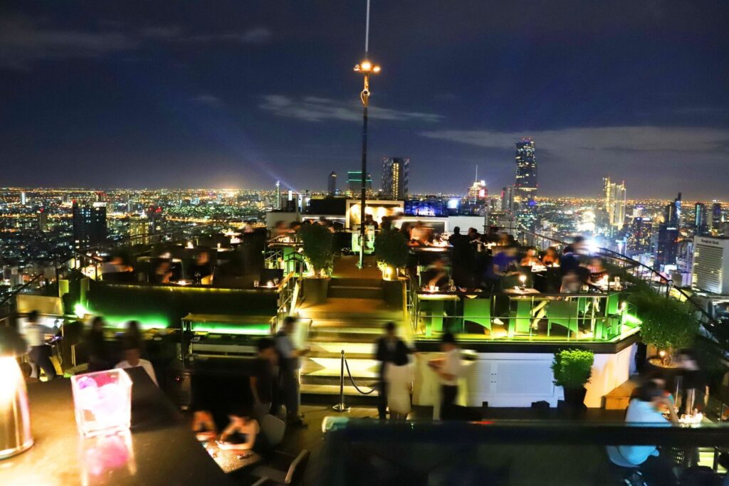 バイヤンツリーバンコク ルーフトップバー ヴァーティゴにて夜景とバーを楽しむ様子