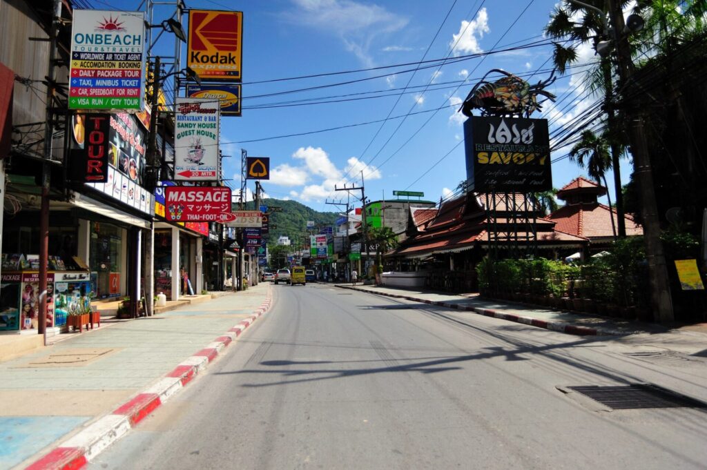 快晴時のプーケットの大通り