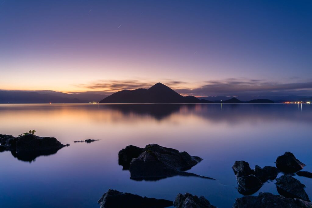 美しい夕日が幻想的な洞爺湖