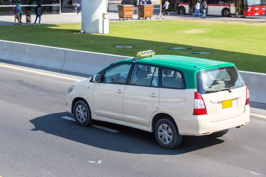 走行しているドバイタクシー